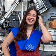 Soy una persona paciente y cercana, me encanta enseñar y motivar. Doy clases a alumnos de Primaria y ESO.